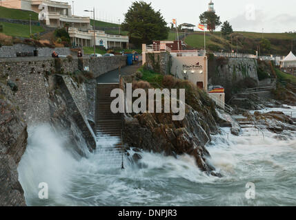 West Hoe, Plymouth, Royaume-Uni. 06Th Jan, 2014. Avant l'eau Plymouth est battue par de grosses vagues et une mer qu'une autre tempête atlantique passe à travers. Crédit : Anna Stevenson/Alamy Live News Banque D'Images