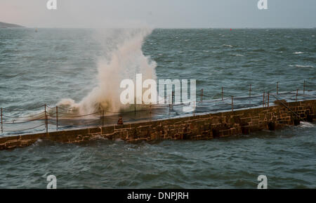 West Hoe, Plymouth, Royaume-Uni. 06Th Jan, 2014. L'ancien mur du port de Plymouth est submergé par la marée haute dans le mauvais temps et les vagues s'écraser sur la voie pendant un temps orageux. Crédit : Anna Stevenson/Alamy Live News Banque D'Images