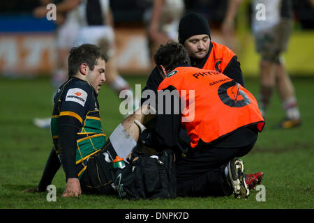 Northampton, Royaume-Uni. 06Th Jan, 2014. Stephen MYLER (Northampton Saints) reçoit le traitement au cours de l'Aviva Premiership match entre Northampton Saints et Harlequins de Franklin's Gardens. Credit : Action Plus Sport/Alamy Live News Banque D'Images