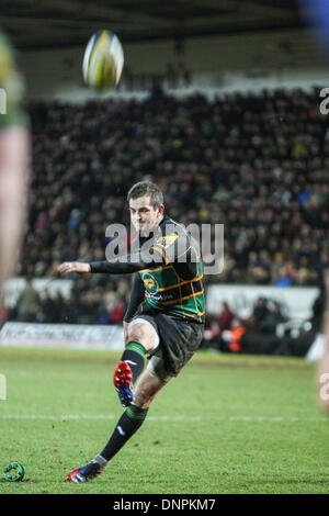 Northampton, Royaume-Uni. 06Th Jan, 2014. Stephen MYLER de Northampton Saints kicks une pénalité au niveau des notes à tous les six à la mi-temps dans l'Aviva Premiership match entre Northampton Saints et Harlequins à Franklins Gardens. Credit : Action Plus Sport/Alamy Live News Banque D'Images