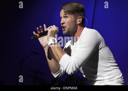 Waukegan, Illinois, USA. Le 11 mai, 2012. Chanteur Doug Brown de SafetySuit fonctionne à Genessee Theatre à Waukegan, Illinois © Daniel DeSlover/ZUMAPRESS.com/Alamy Live News Banque D'Images