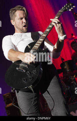 Waukegan, Illinois, USA. Le 11 mai, 2012. Chanteur Doug Brown de SafetySuit fonctionne à Genessee Theatre à Waukegan, Illinois © Daniel DeSlover/ZUMAPRESS.com/Alamy Live News Banque D'Images