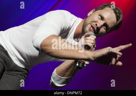 Waukegan, Illinois, USA. Le 11 mai, 2012. Chanteur Doug Brown de SafetySuit fonctionne à Genessee Theatre à Waukegan, Illinois © Daniel DeSlover/ZUMAPRESS.com/Alamy Live News Banque D'Images