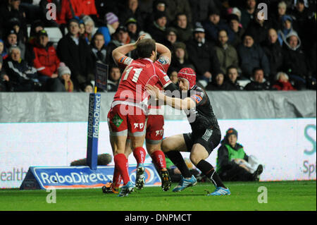 Swansea, Royaume-Uni. 06Th Jan, 2014. RaboDirect Pro12 - Ospreys v Scarlets - 3 janvier 2014 Scarlets Frazier Climo est abordé par Ospreys Richard Fussell. Credit : Phil Rees/Alamy Live News Banque D'Images