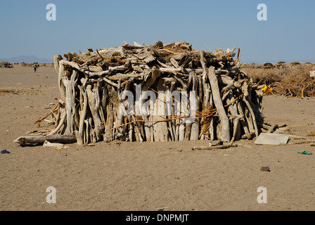 Loin de cabane en bois, dans le désert du sud de Djibouti, Corne de l'Afrique Banque D'Images