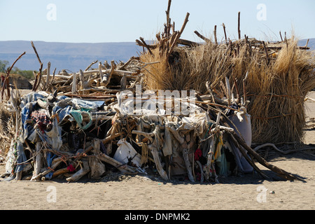 Loin de cabanes de bois dans le désert du sud de Djibouti, Corne de l'Afrique Banque D'Images