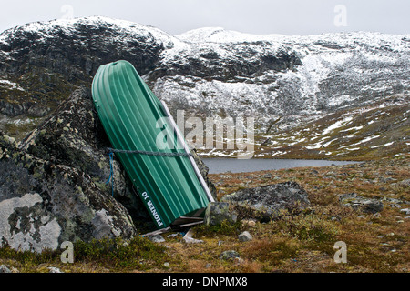 Un bateau amarré à un rocher dans le parc national de Jotunheimen, Norvège Banque D'Images