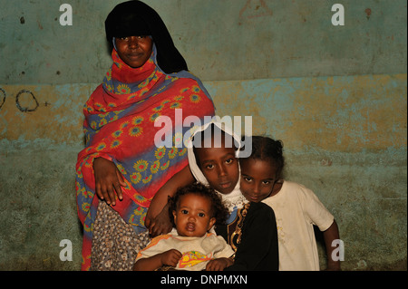 Femme posant avec ses trois filles dans la région de Dikhil ville du sud de Djibouti, Corne de l'Afrique Banque D'Images