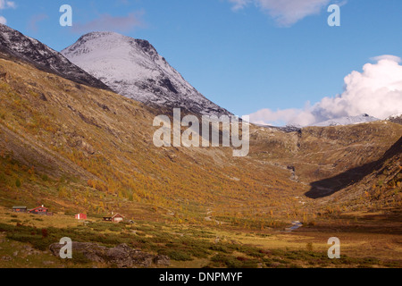 Helgedale Fanaråken s'élevant au-dessus, dans le parc national de Jotunheimen Banque D'Images