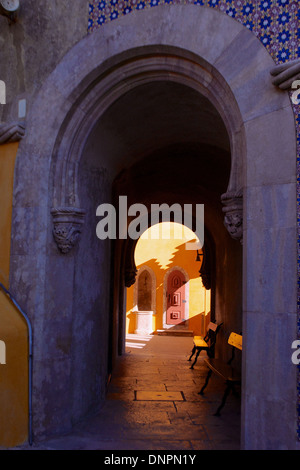 À la recherche à travers une porte dans le Palacio do Pena, dans le site du patrimoine mondial de Sintra. Banque D'Images