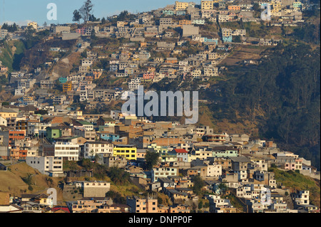 Les maisons construites sur les pentes d'une colline de la ville de Quito, capitale de l'Équateur Banque D'Images