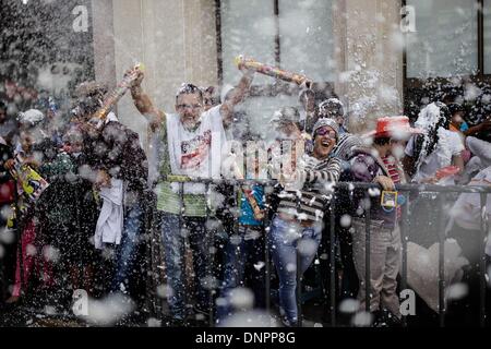 Pasto, Colombie. 3 janvier, 2014. Les enfants jouent avec de la mousse au cours de la deuxième journée de carnaval des enfants, dans la ville de Pasto, Colombie, le 3 janvier 2014. Le carnaval aussi connu sous le nom de "Carnavalito", qui est menée à l'occasion du Carnaval des noirs et blancs de janvier 2 à 7, est l'une des principales fêtes de la Colombie et a été déclarée patrimoine culturel immatériel de l'humanité par le comité de l'Organisation des Nations Unies pour l'éducation, la science et la culture (UNESCO) en 2009. Credit : Jhon Paz/Xinhua/Alamy Live News Banque D'Images