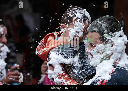 Pasto, Colombie. 3 janvier, 2014. Les gens jouent avec de la mousse au cours de la deuxième journée de carnaval des enfants, dans la ville de Pasto, Colombie, le 3 janvier 2014. Le carnaval aussi connu sous le nom de "Carnavalito", qui est menée à l'occasion du Carnaval des noirs et blancs de janvier 2 à 7, est l'une des principales fêtes de la Colombie et a été déclarée patrimoine culturel immatériel de l'humanité par le comité de l'Organisation des Nations Unies pour l'éducation, la science et la culture (UNESCO) en 2009. Credit : Jhon Paz/Xinhua/Alamy Live News Banque D'Images