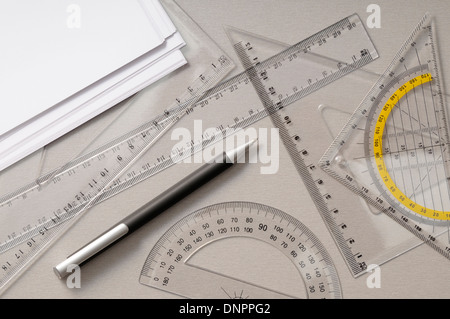 Vue supérieure de l'ensemble de la géométrie des outils avec un stylo et du papier, Studio Shot Banque D'Images