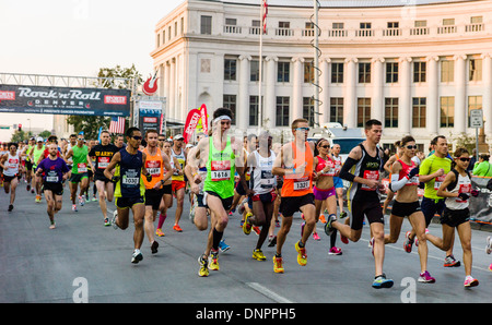 Coureurs dans le Sports Authority Rock'n'Roll Marathon, Denver, Colorado, États-Unis. Collecteur de fonds pour la Fondation du Cancer de la prostate. Banque D'Images