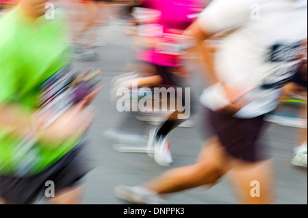 Résumé flou pan de coureurs dans les sports Authority Rock'n'Roll Marathon, Denver, Colorado, États-Unis. Collecteur de fonds, le cancer de la Prostate Banque D'Images