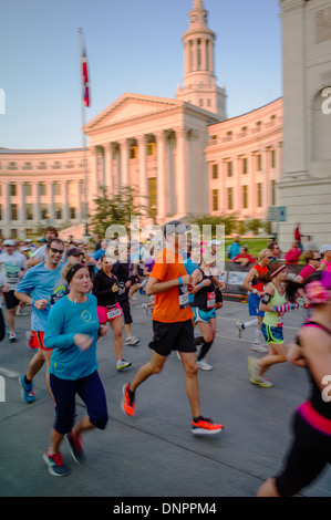 Coureurs dans le Sports Authority Rock'n'Roll Marathon, Denver, Colorado, États-Unis. Collecteur de fonds pour la Fondation du Cancer de la prostate. Banque D'Images