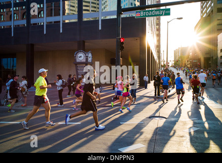 Coureurs dans le Sports Authority Rock'n'Roll Marathon, Denver, Colorado, États-Unis. Collecteur de fonds pour la Fondation du Cancer de la prostate. Banque D'Images