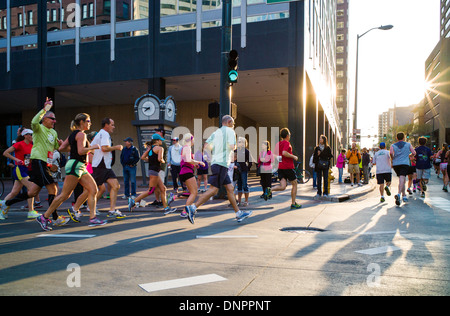 Coureurs dans le Sports Authority Rock'n'Roll Marathon, Denver, Colorado, États-Unis. Collecteur de fonds pour la Fondation du Cancer de la prostate. Banque D'Images