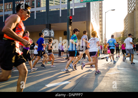 Coureurs dans le Sports Authority Rock'n'Roll Marathon, Denver, Colorado, États-Unis. Collecteur de fonds pour la Fondation du Cancer de la prostate. Banque D'Images