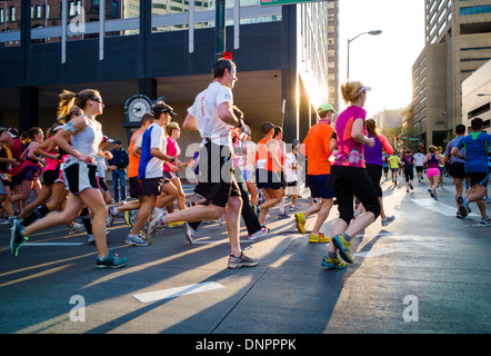 Coureurs dans le Sports Authority Rock'n'Roll Marathon, Denver, Colorado, États-Unis. Collecteur de fonds pour la Fondation du Cancer de la prostate. Banque D'Images