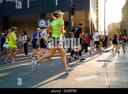 Coureurs dans le Sports Authority Rock'n'Roll Marathon, Denver, Colorado, États-Unis. Collecteur de fonds pour la Fondation du Cancer de la prostate. Banque D'Images