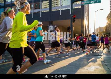 Coureurs dans le Sports Authority Rock'n'Roll Marathon, Denver, Colorado, États-Unis. Collecteur de fonds pour la Fondation du Cancer de la prostate. Banque D'Images