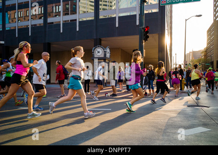 Coureurs dans le Sports Authority Rock'n'Roll Marathon, Denver, Colorado, États-Unis. Collecteur de fonds pour la Fondation du Cancer de la prostate. Banque D'Images