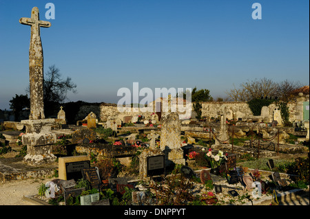 Cimetière de l'église Sainte-Radegonde de Talmont sur Gironde en Charente-Maritime, France Banque D'Images