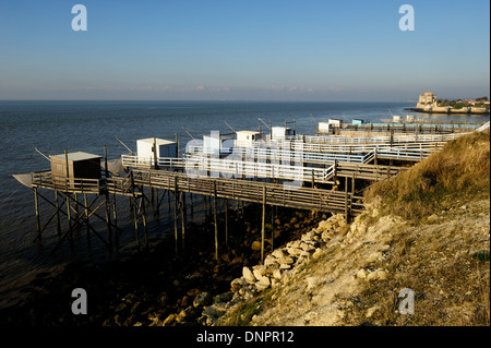 Cabines de pêche le long de l'estuaire de la Gironde près de Talmont-sur-Gironde en Charente-Maritime, France Banque D'Images