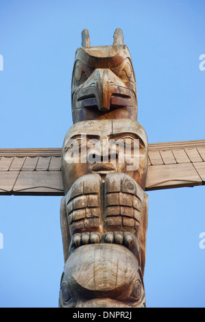 Mât totémique pour Rose Cole Yelton, tribu de Squamish, érigée de 2009, le parc Stanley, Vancouver BC, Canada Banque D'Images