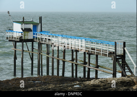 Cabines de pêche le long de l'estuaire de la Gironde à proximité de Saint Palais sur Mer en Charente-Maritime, France Banque D'Images