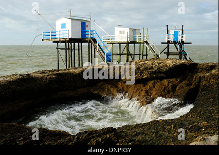 Cabines de pêche le long de l'estuaire de la Gironde à proximité de Saint Palais sur Mer en Charente-Maritime, France Banque D'Images