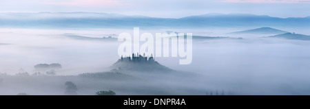 Paysage dans le brouillard du matin avec, le Podere Belvedere ferme près de San Quirico d'Orcia, Val d'Orcia, Val d'Orcia, Toscane, Italie Banque D'Images