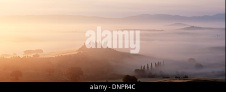 Paysage dans le brouillard du matin avec, le Podere Belvedere ferme près de San Quirico d'Orcia, Val d'Orcia, Val d'Orcia, Toscane, Italie Banque D'Images