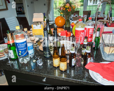 Cuisine en désordre, désordre après une partie : vide de vin, de bière et de boire des bouteilles en verre, bouteilles en plastique, des assiettes sales, les verres sales trash Banque D'Images