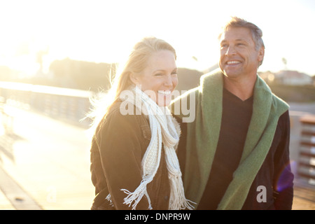 Mature Couple Walking le long du quai, Jupiter, comté de Palm Beach, Floride, USA Banque D'Images