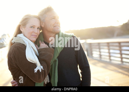 Mature Couple Walking le long du quai, Jupiter, comté de Palm Beach, Floride, USA Banque D'Images