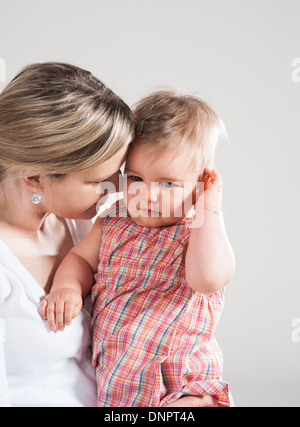 Portrait de Mère holding Crying Baby Girl, Studio Shot Banque D'Images