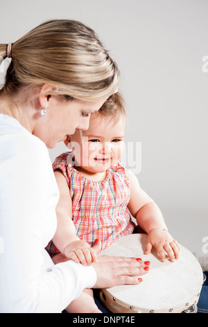 Portrait de Mère et fille jouant du tambourin, Studio Shot Banque D'Images