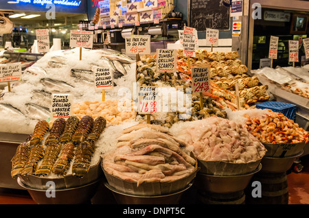 Des fruits de mer sur la glace à un vendeur de poisson du marché de Pike Place Market stall Seattle, Washington, USA Banque D'Images