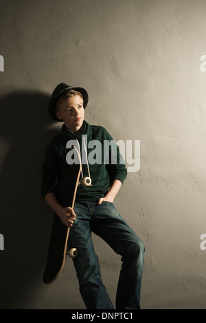 Portrait of Boy with Skateboard, Studio Shot Banque D'Images