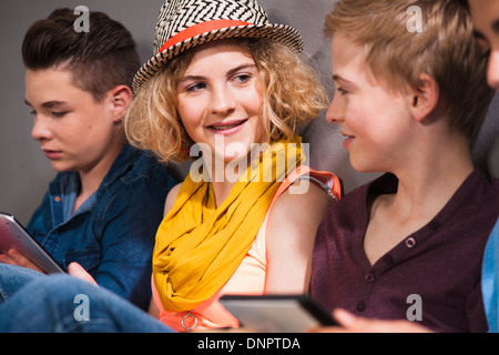 Les adolescents avec Tablet PC, Studio Shot Banque D'Images