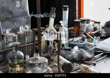 L'intérieur du verre de laboratoire Scott Terra Nova Hut, le Cap Evans, mer de Ross, Antarctique. Banque D'Images