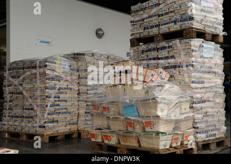 Des paniers remplis de bois avec des huîtres prêt à être vendu dans une ferme ostréicole en Charente-Maritime, France Banque D'Images