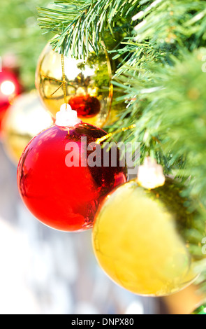 Boules de Noël décorées avec de faux pin. Banque D'Images