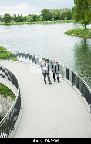 Les hommes d'âge mûr dans le passage libre de parler, Mannheim, Allemagne Banque D'Images