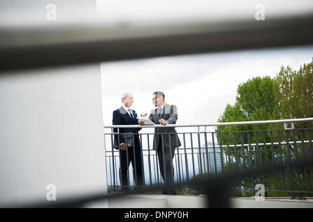 Les hommes d'âge mûr sur le pont permanent talking, Mannheim, Allemagne Banque D'Images