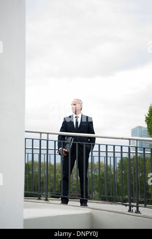 Businessman standing on bridge, Mannheim, Allemagne Banque D'Images