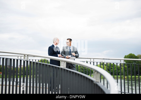 Les hommes d'âge mûr sur le pont permanent talking, Mannheim, Allemagne Banque D'Images